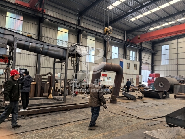 干餾臥式炭化機整裝待發,即將啟運河南洛陽